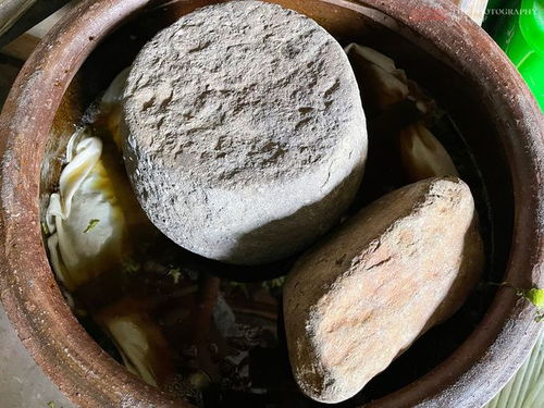 杭州特產(chǎn)梅干菜,腌制過程也是用腳踩,當(dāng)?shù)厝?這是傳統(tǒng)制作方法